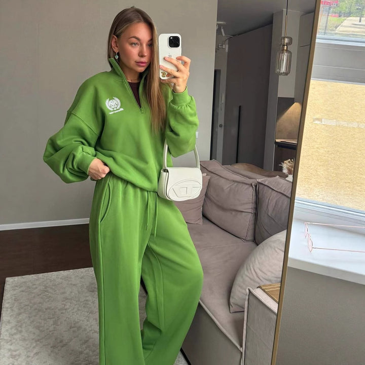 Kvinnors avslappnade träningsoverall med hög krage och bekväma byxor Mirla-Eva Jonsson