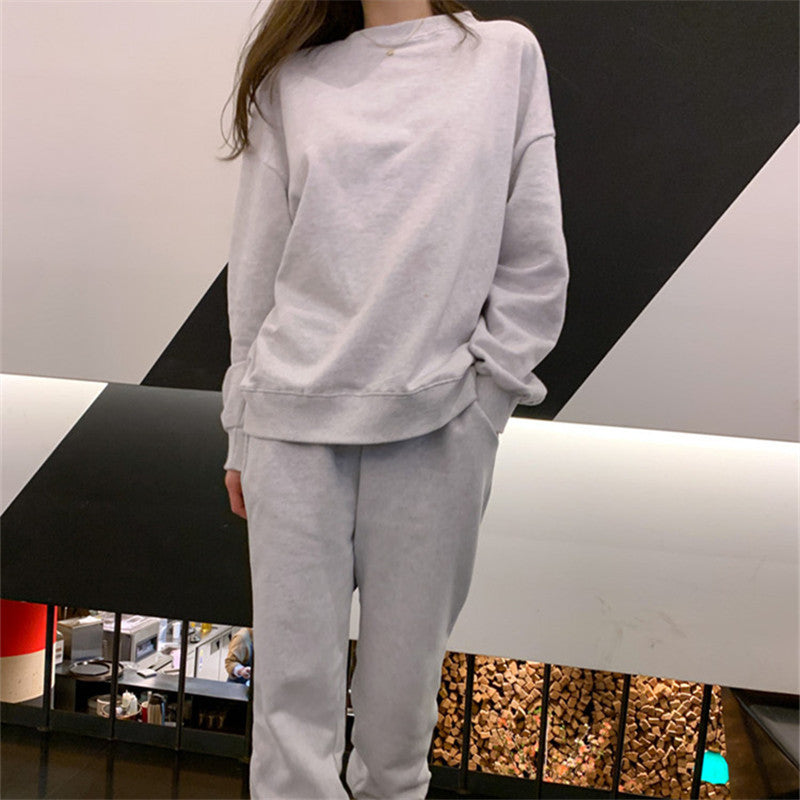 Kvinnors avslappnade träningsoverall med trendig hoodie och bekväma joggingsbyxor Mirla-Eva Jonsson