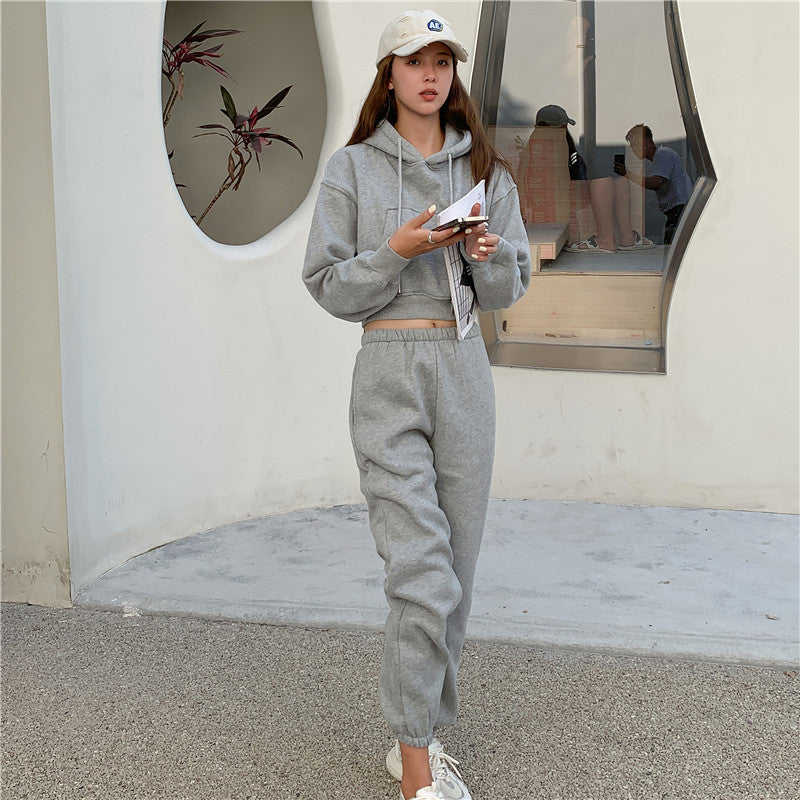 Kvinnors avslappnade träningsoverallset med kortärmad hoodie och bekväma sweatshirtbyxor Mirla-Eva Jonsson