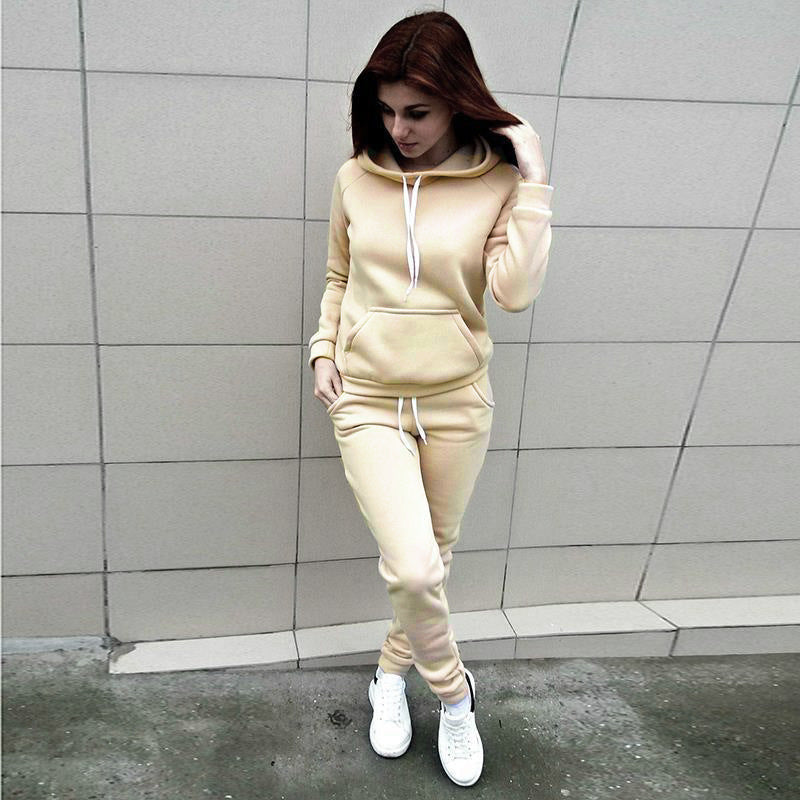 Kvinnors avslappnade träningsoverallsset med hoodie och bekväma joggingsbyxor Mirla-Eva Jonsson