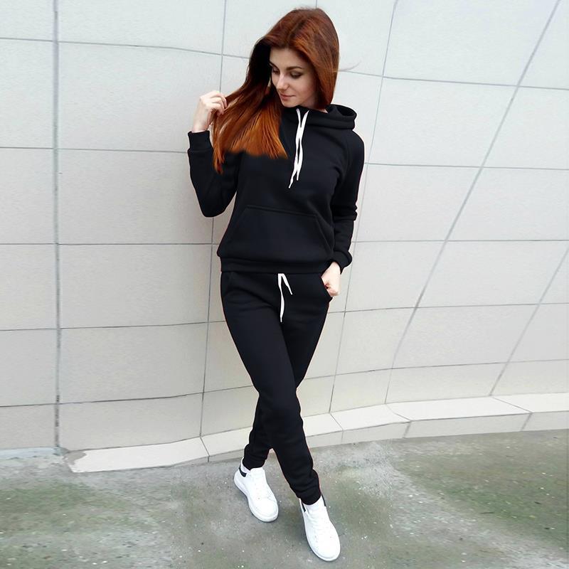 Kvinnors avslappnade träningsoverallsset med hoodie och bekväma joggingsbyxor Mirla-Eva Jonsson