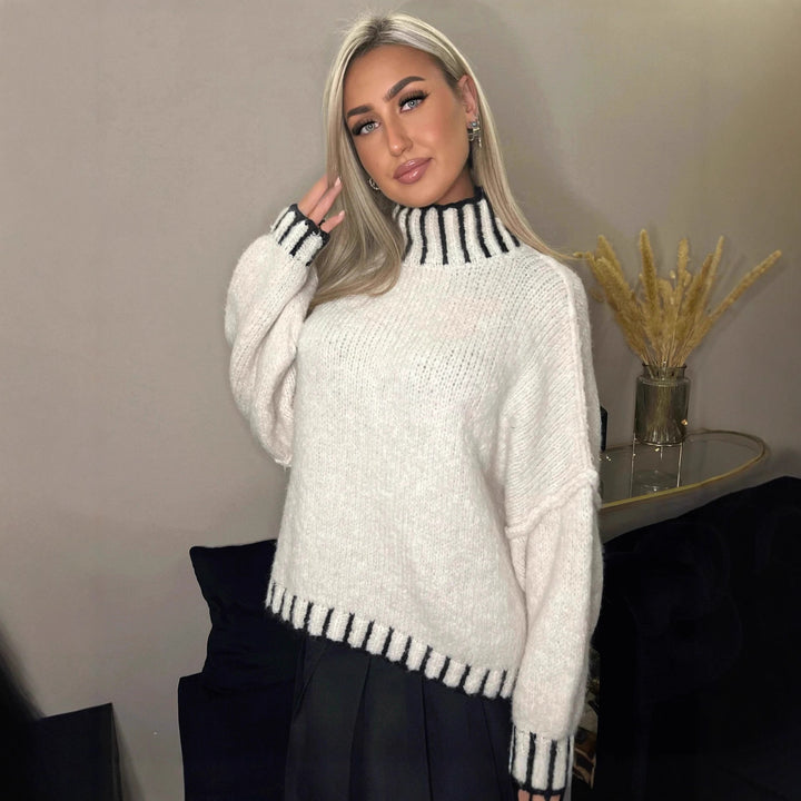 Kvinnors avslappnade tröja med modern krage och oversized passform Mirla-Eva Jonsson