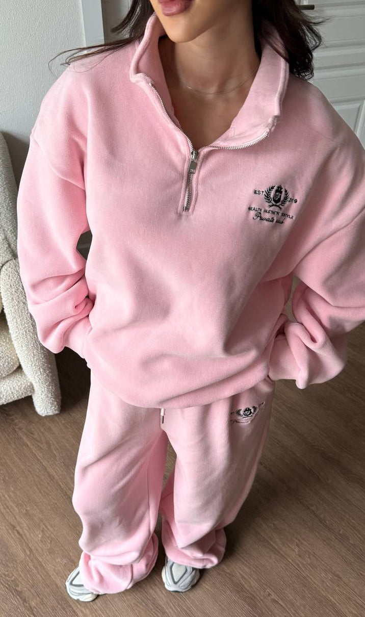 Kvinnors avslappnade tröjset med hög krage och elegant logotyp Mirla-Eva Jonsson