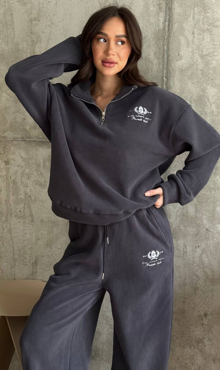 Kvinnors avslappnade tröjset med hög krage och elegant logotyp Mirla-Eva Jonsson