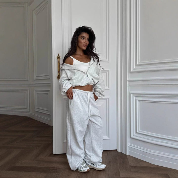 Kvinnors avslappnade tvådelat set med kort hoodie och bekväma joggers Mirla-Eva Jonsson