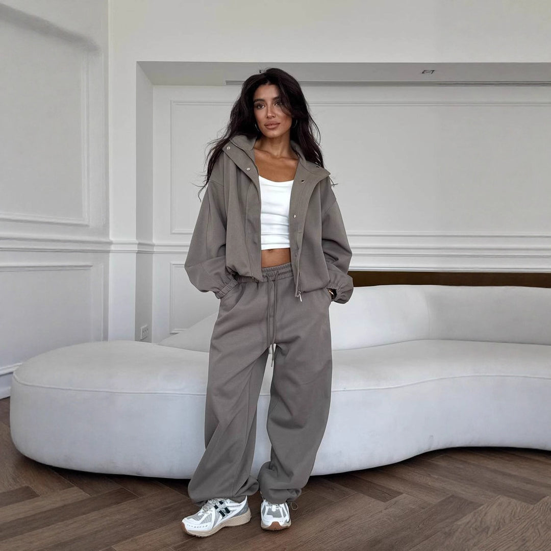 Kvinnors avslappnade tvådelat set med kort hoodie och bekväma joggers Mirla-Eva Jonsson