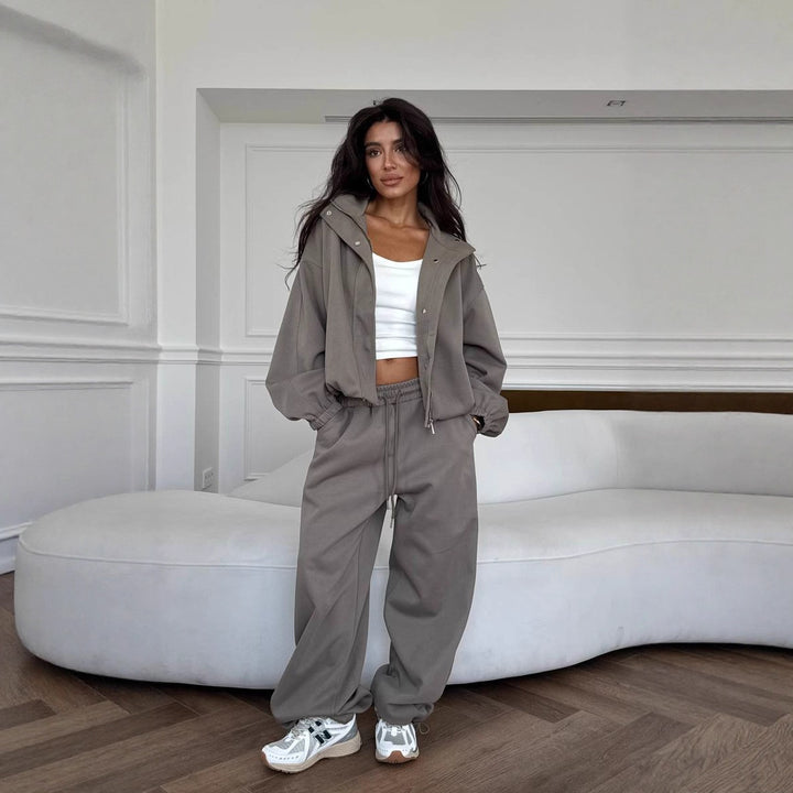 Kvinnors avslappnade tvådelat set med kort hoodie och bekväma joggers Mirla-Eva Jonsson