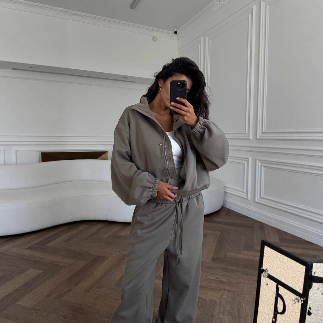 Kvinnors avslappnade tvådelat set med kort hoodie och bekväma joggers Mirla-Eva Jonsson