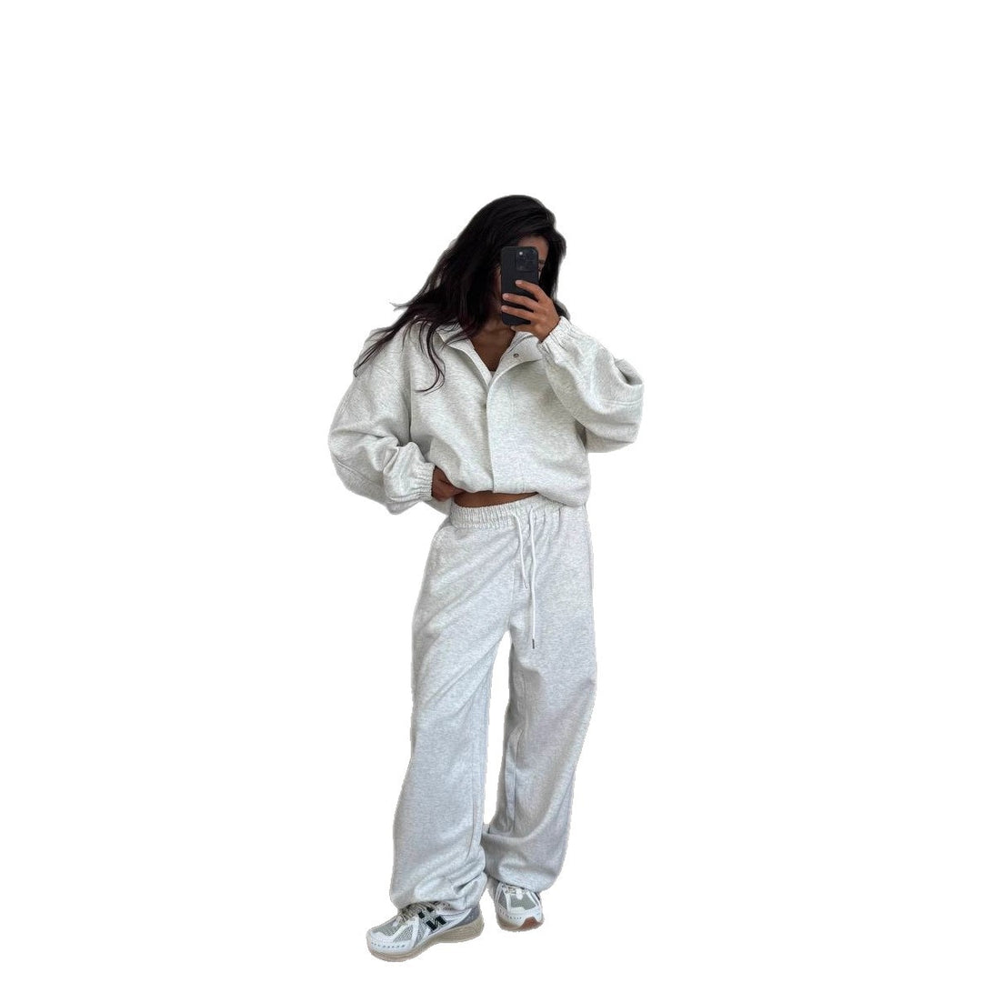 Kvinnors avslappnade tvådelat set med kort hoodie och bekväma joggers Mirla-Eva Jonsson