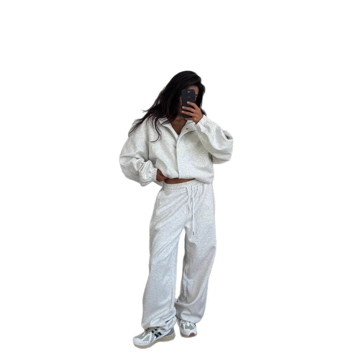 Kvinnors avslappnade tvådelat set med kort hoodie och bekväma joggers Mirla-Eva Jonsson