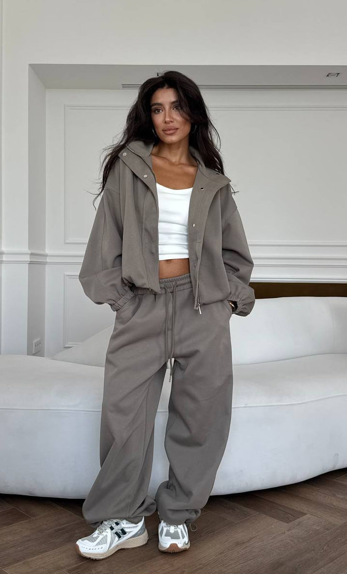 Kvinnors avslappnade tvådelat set med kort hoodie och bekväma joggers Mirla-Eva Jonsson