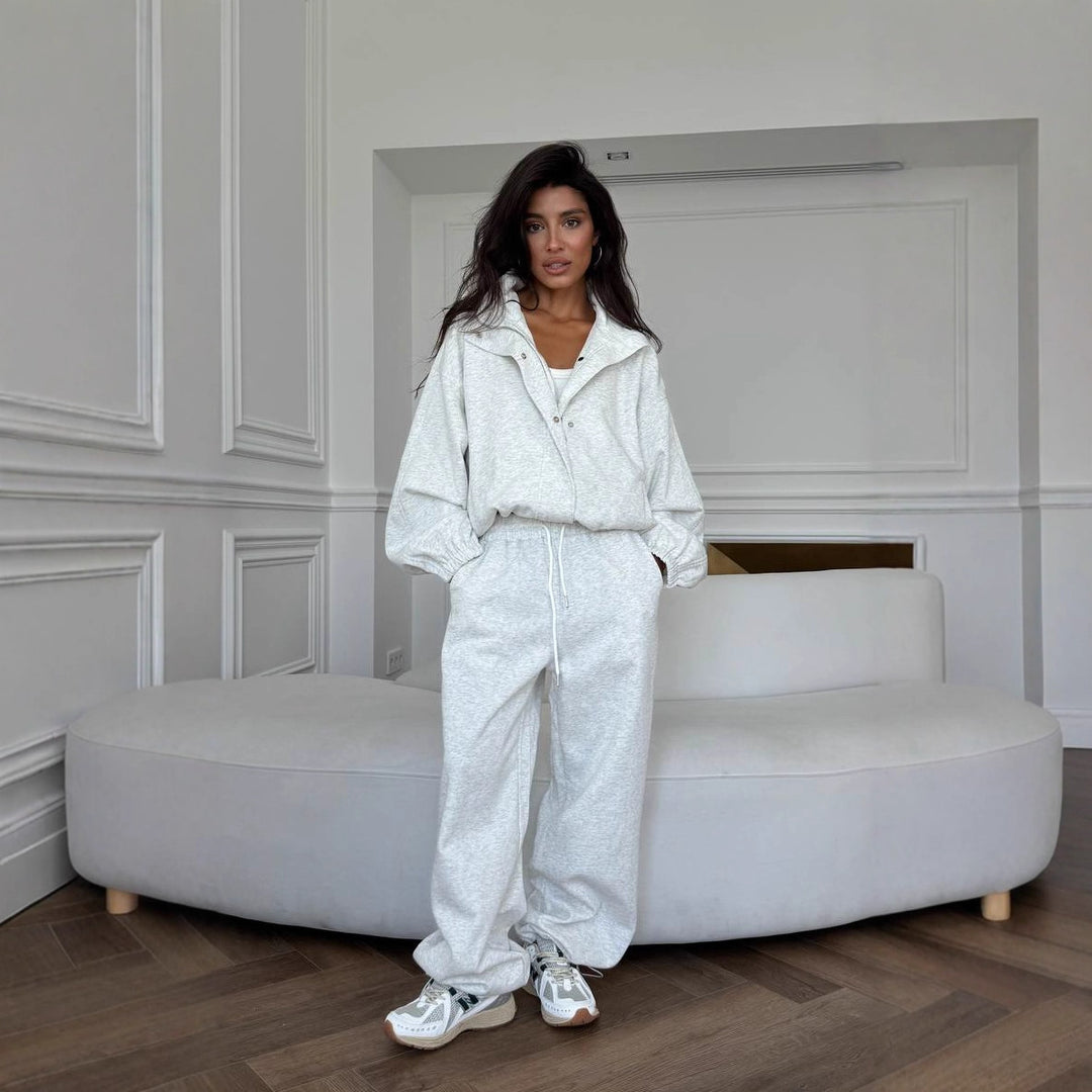 Kvinnors avslappnade tvådelat set med kort hoodie och bekväma joggers Mirla-Eva Jonsson