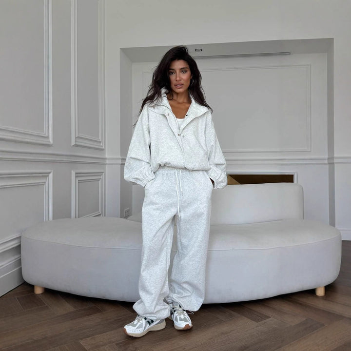 Kvinnors avslappnade tvådelat set med kort hoodie och bekväma joggers Mirla-Eva Jonsson