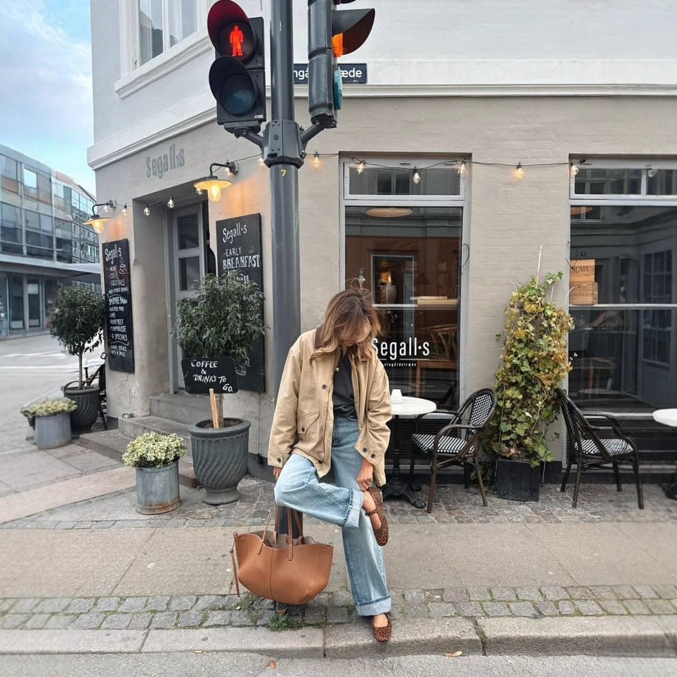 Kvinnors avslappnade utility-jacka med praktisk dragkedja och bekväma sidofickor Mirla-Eva Jonsson