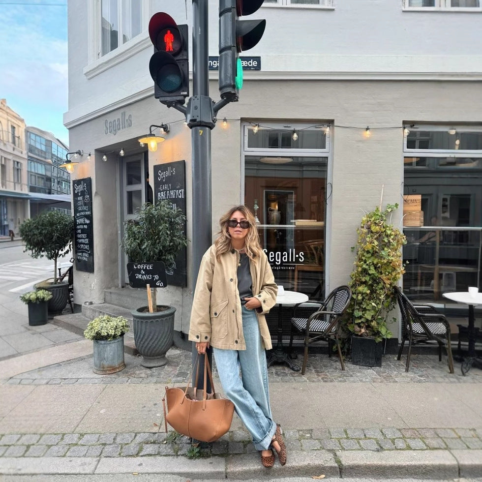 Kvinnors avslappnade utility-jacka med praktisk dragkedja och bekväma sidofickor Mirla-Eva Jonsson
