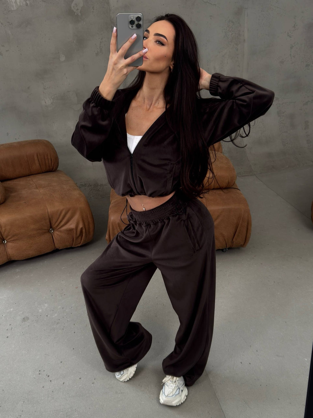 Kvinnors avslappnade velour loungewear dräkt med kort topp och vid passform Mirla-Eva Jonsson