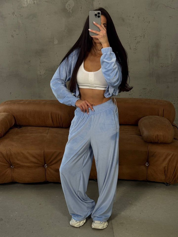 Kvinnors avslappnade velour loungewear dräkt med kort topp och vid passform Mirla-Eva Jonsson