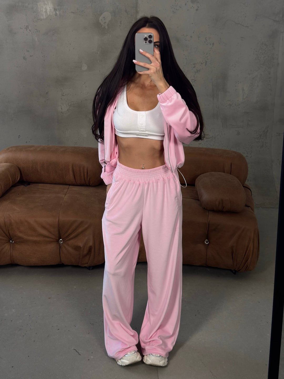 Kvinnors avslappnade velour loungewear dräkt med kort topp och vid passform Mirla-Eva Jonsson