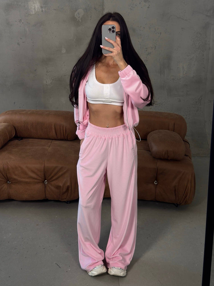 Kvinnors avslappnade velour loungewear dräkt med kort topp och vid passform Mirla-Eva Jonsson