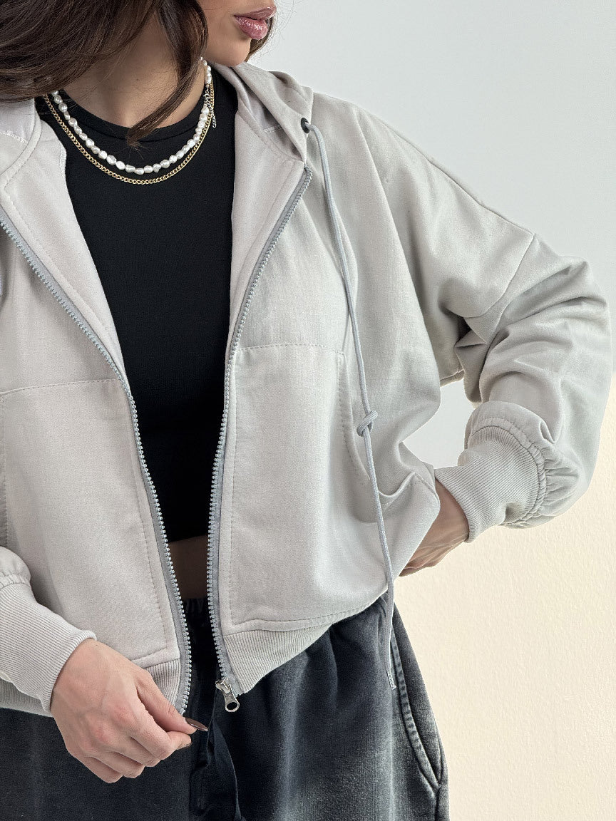 Kvinnors avslappnade zip hoodie med vida ärmar och praktiska fickor-Eva Jonsson