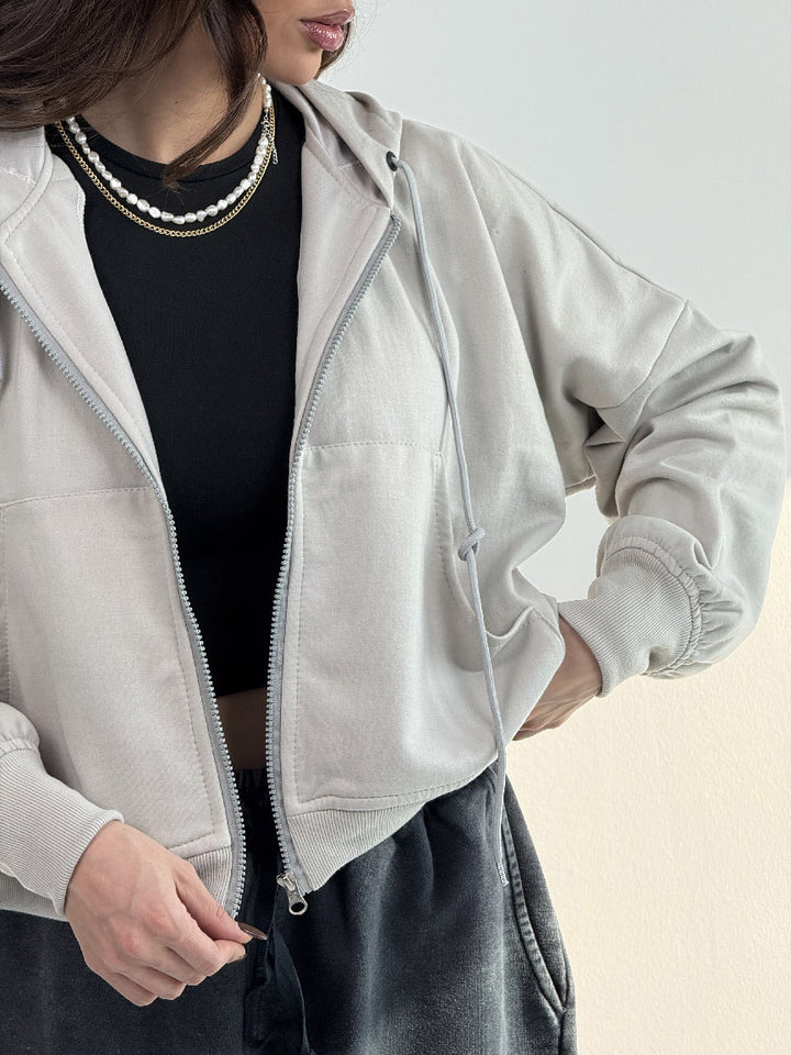 Kvinnors avslappnade zip hoodie med vida ärmar och praktiska fickor-Eva Jonsson