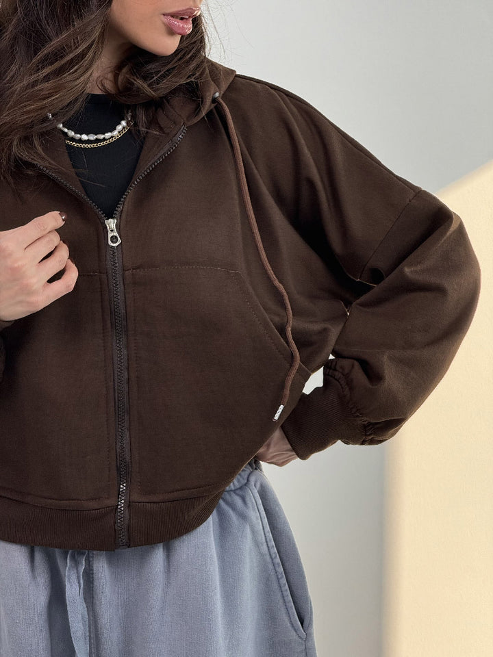 Kvinnors avslappnade zip hoodie med vida ärmar och praktiska fickor-Eva Jonsson