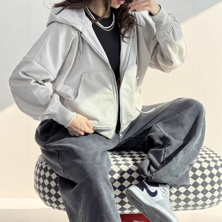 Kvinnors avslappnade zip hoodie med vida ärmar och praktiska fickor-Eva Jonsson