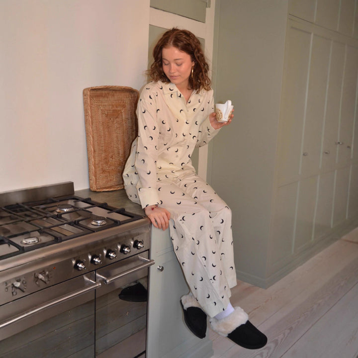 Kvinnors avslappnande och stiliga nattklädesset med en lös passform Mirla-Eva Jonsson