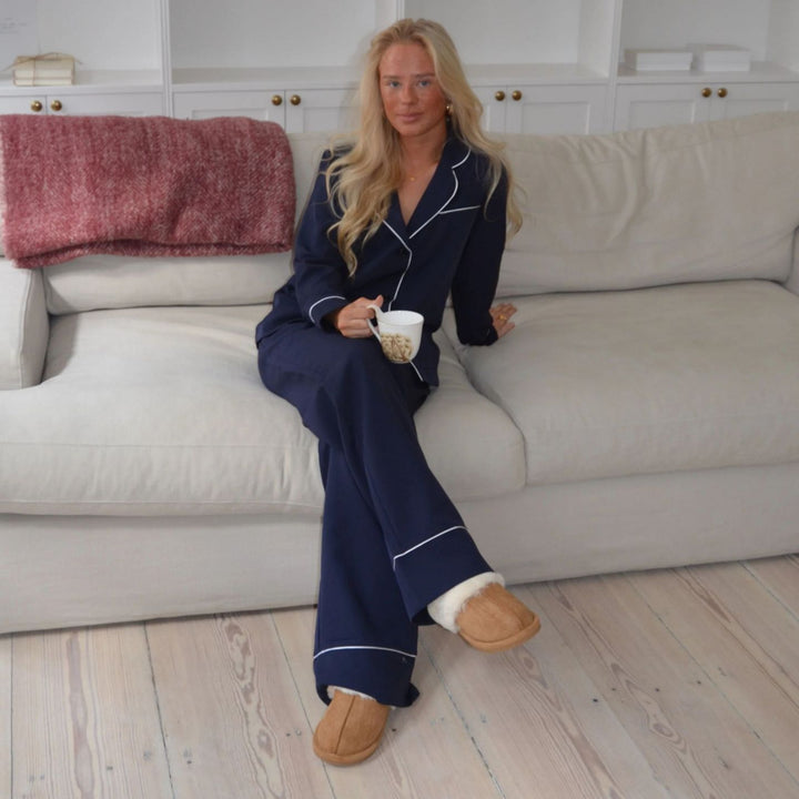 Kvinnors avslappnande och stiliga nattklädesset med en lös passform Mirla-Eva Jonsson