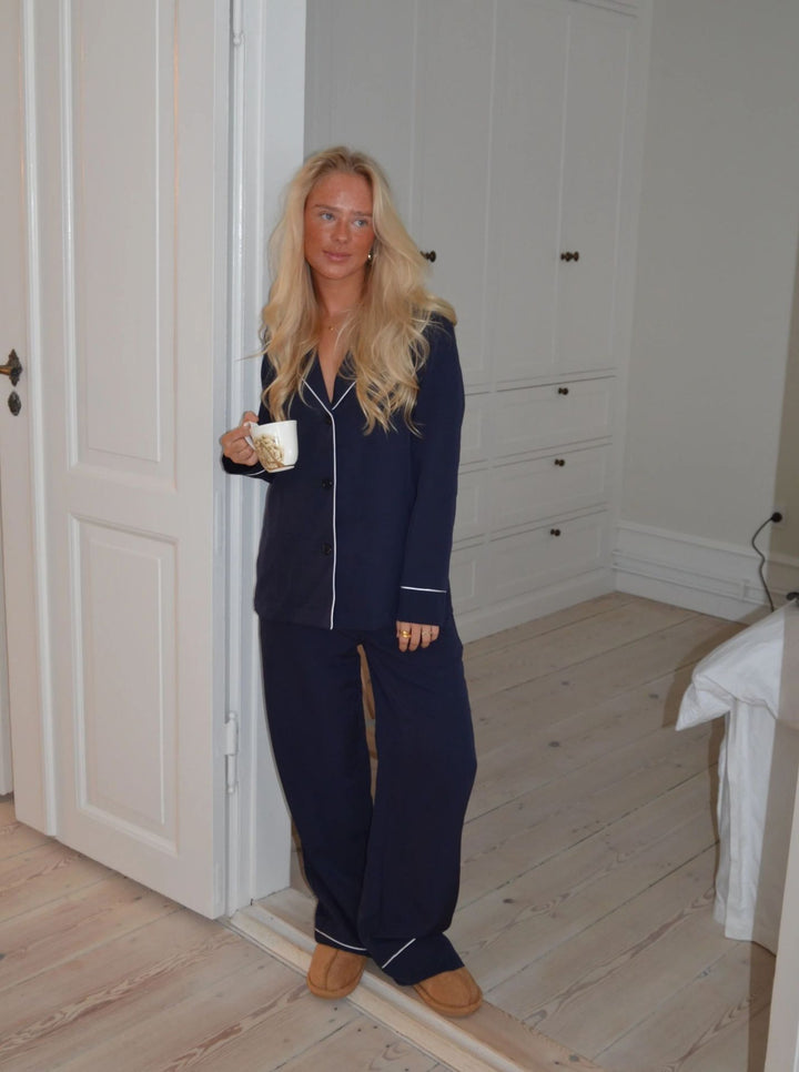 Kvinnors avslappnande och stiliga nattklädesset med en lös passform Mirla-Eva Jonsson