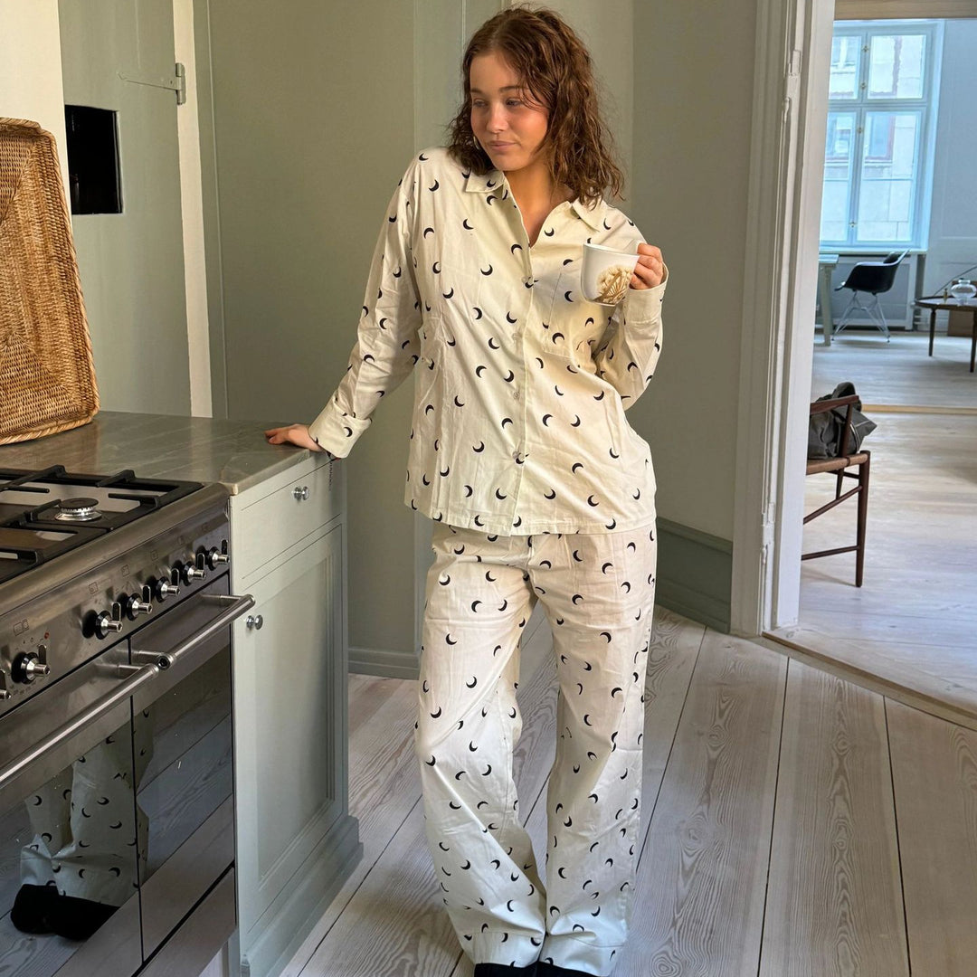 Kvinnors avslappnande och stiliga nattklädesset med en lös passform Mirla-Eva Jonsson