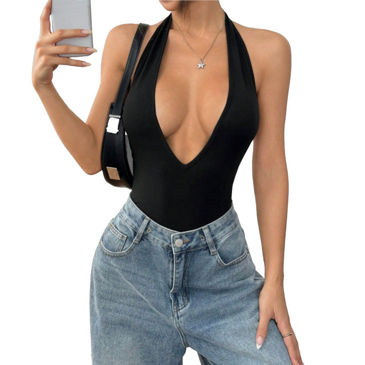 Kvinnors baddräkt med djup V-ringning och off-shoulder design Mirla-Eva Jonsson