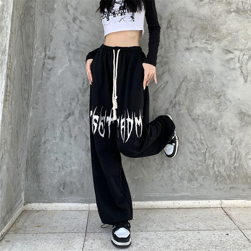 Kvinnors baggy byxor med unik graffiti design Mirla-Eva Jonsson