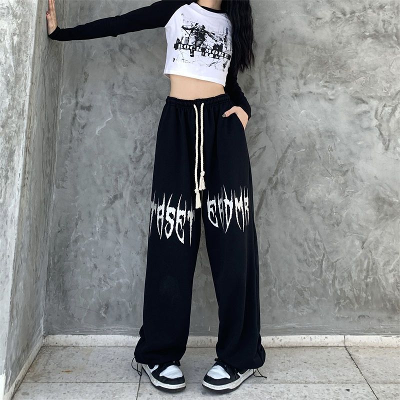 Kvinnors baggy byxor med unik graffiti design Mirla-Eva Jonsson