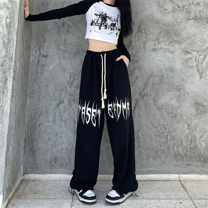 Kvinnors baggy byxor med unik graffiti design Mirla-Eva Jonsson