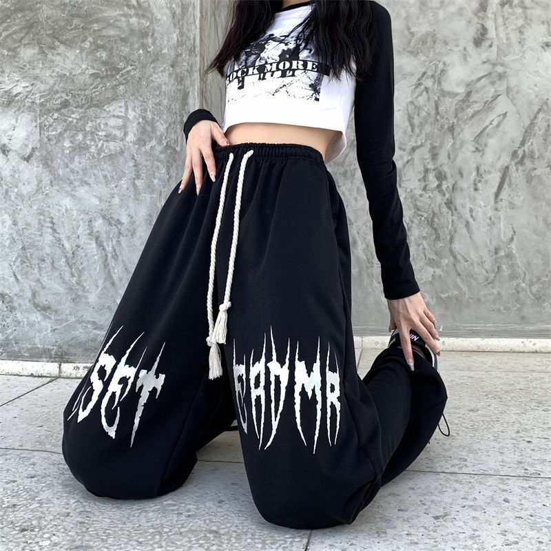 Kvinnors baggy byxor med unik graffiti design Mirla-Eva Jonsson