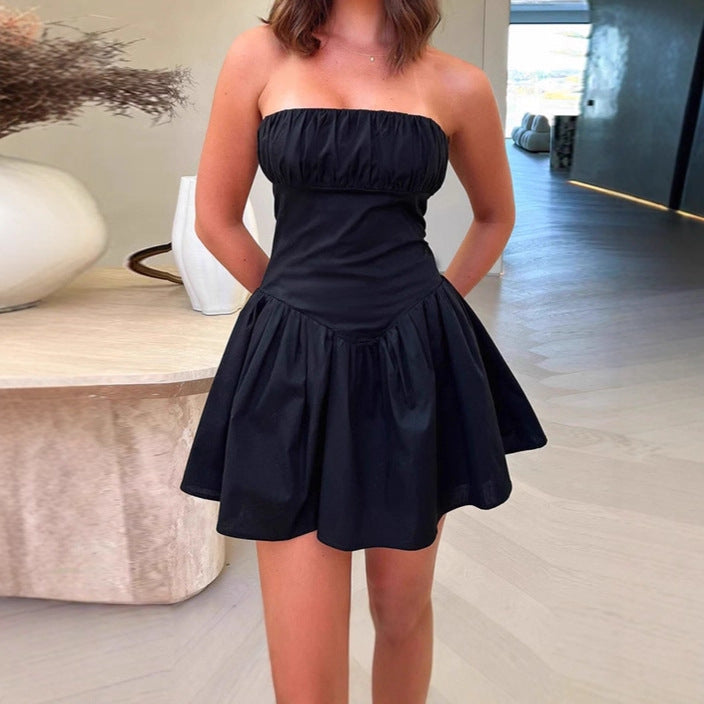 Kvinnors bandeau miniklänning med voluminös volangslut och elegant snitt Mirla-Eva Jonsson