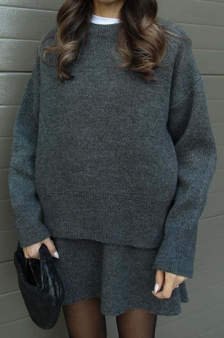 Kvinnors bekväm stickad tröja med överlappande axlar och trendig nederkant Mirla-Eva Jonsson