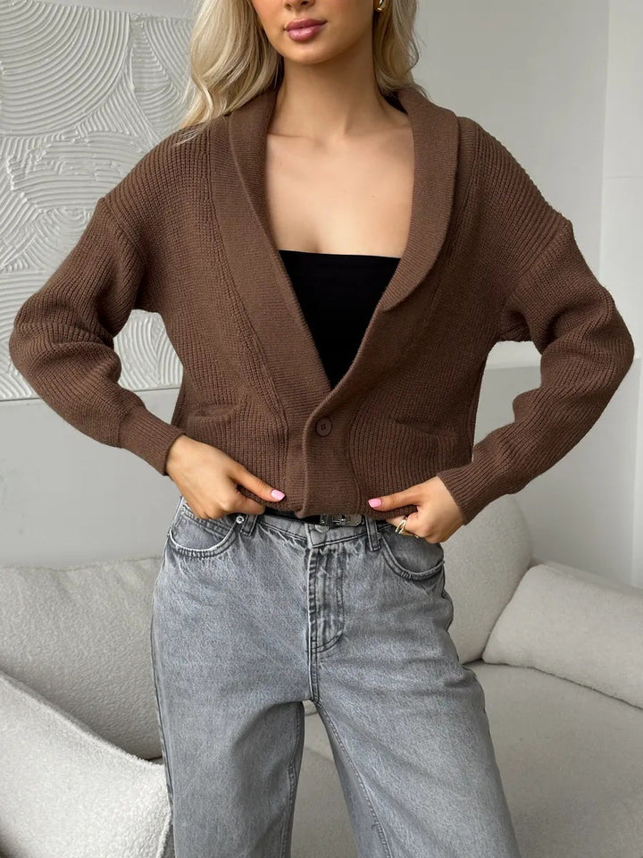 Kvinnors bekväma cardigan med djup V-hals och praktiska fickor Mirla-Eva Jonsson