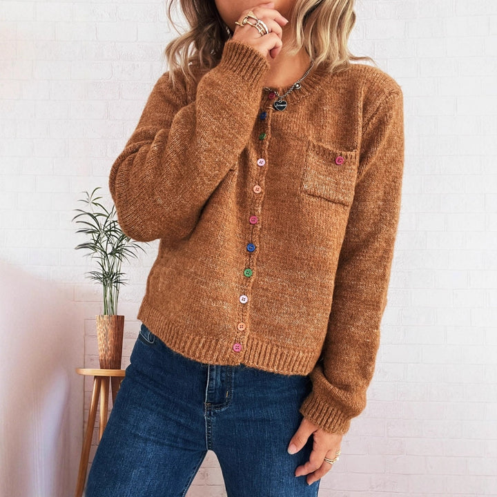 Kvinnors bekväma cardigan med färgglada knappar och två fickor Mirla-Eva Jonsson