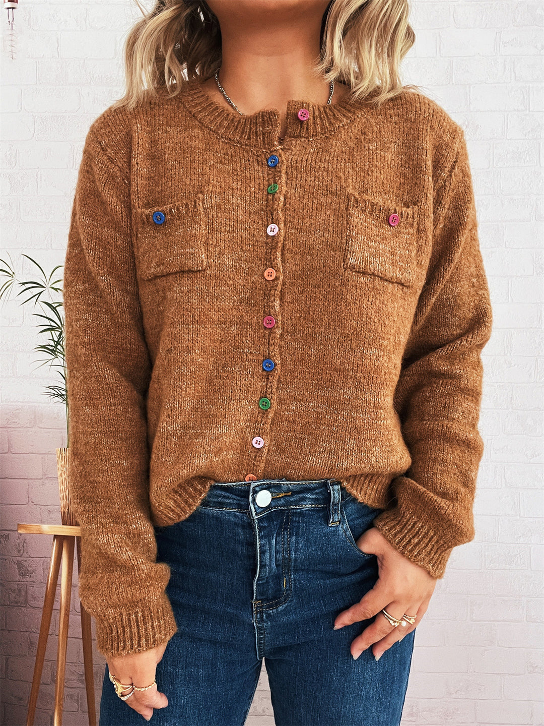 Kvinnors bekväma cardigan med färgglada knappar och två fickor Mirla-Eva Jonsson