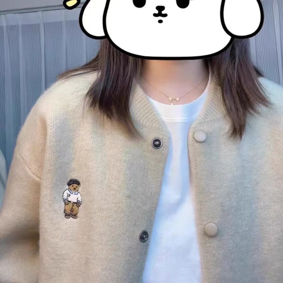 Kvinnors bekväma cardigan med knappstängning och björnbroderi Mirla-Eva Jonsson
