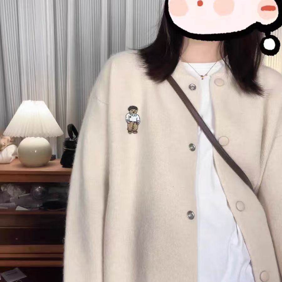 Kvinnors bekväma cardigan med knappstängning och björnbroderi Mirla-Eva Jonsson