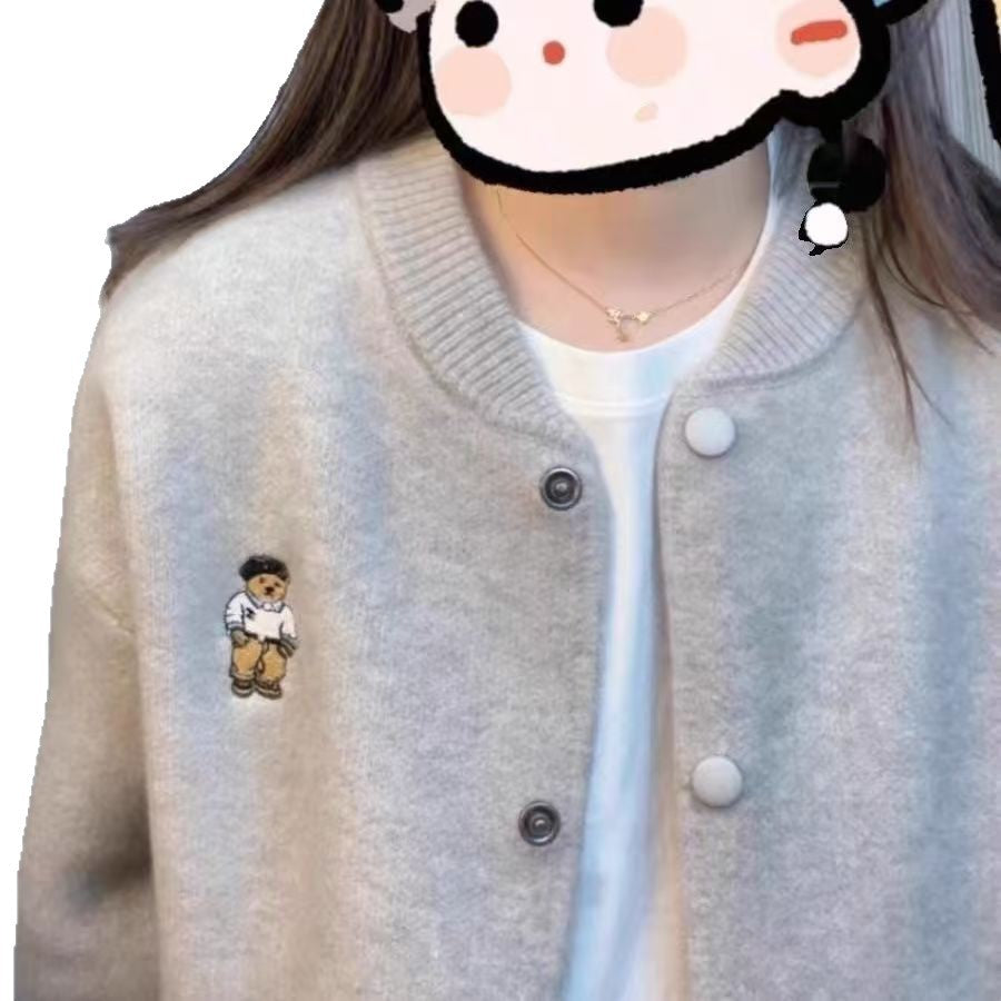 Kvinnors bekväma cardigan med knappstängning och björnbroderi Mirla-Eva Jonsson