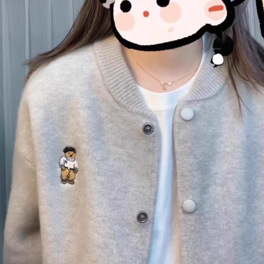 Kvinnors bekväma cardigan med knappstängning och björnbroderi Mirla-Eva Jonsson