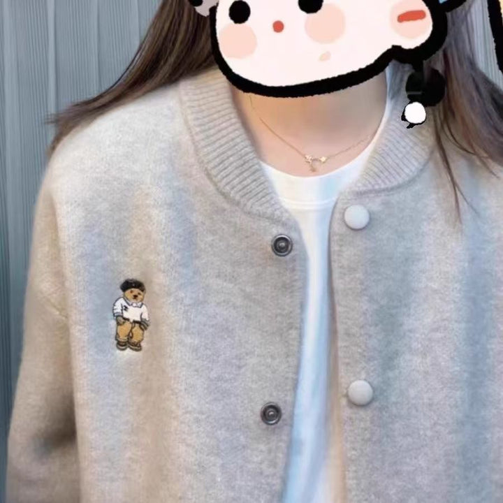 Kvinnors bekväma cardigan med knappstängning och björnbroderi Mirla-Eva Jonsson