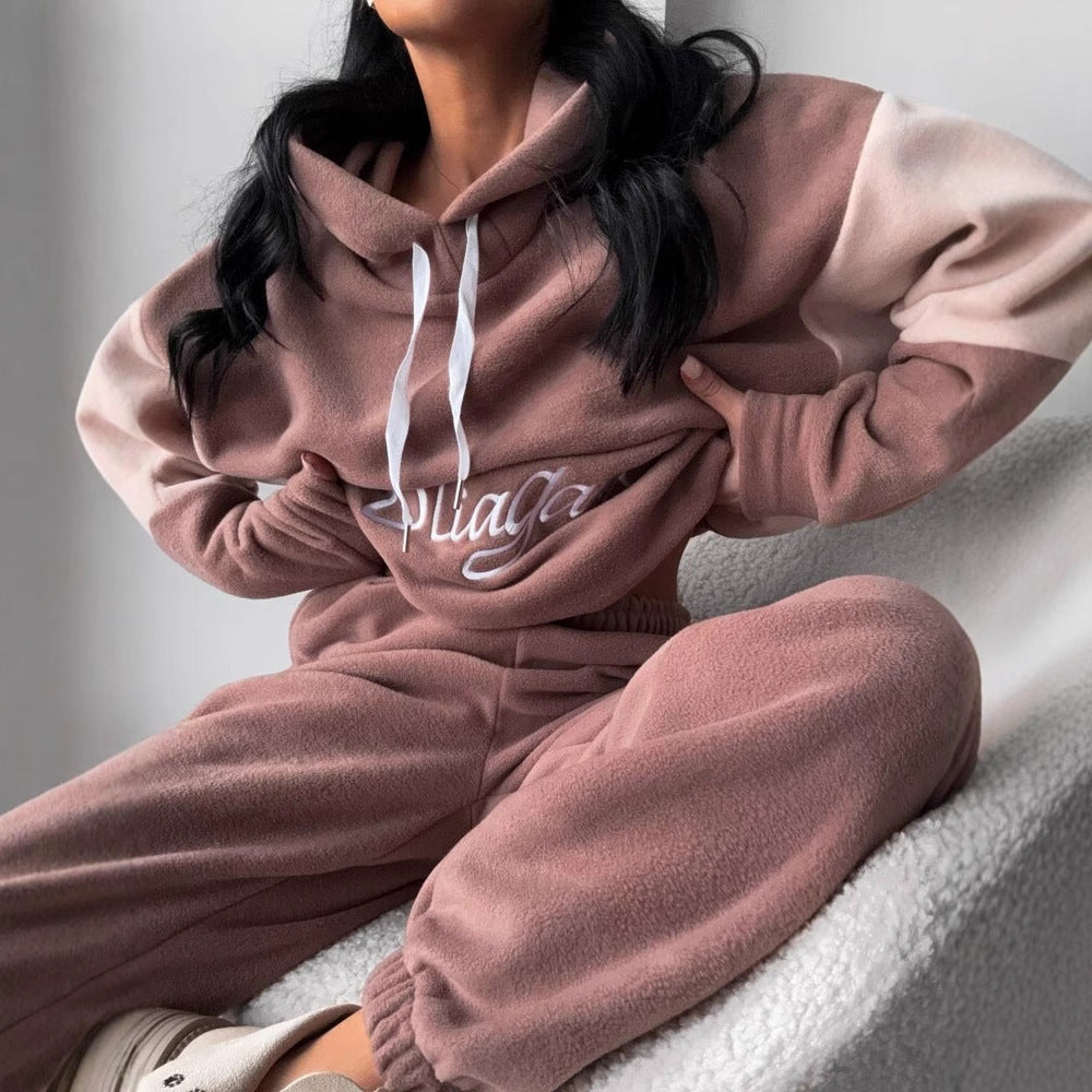 Kvinnors bekväma fleece träningsdräkt med elegant text Mirla-Eva Jonsson