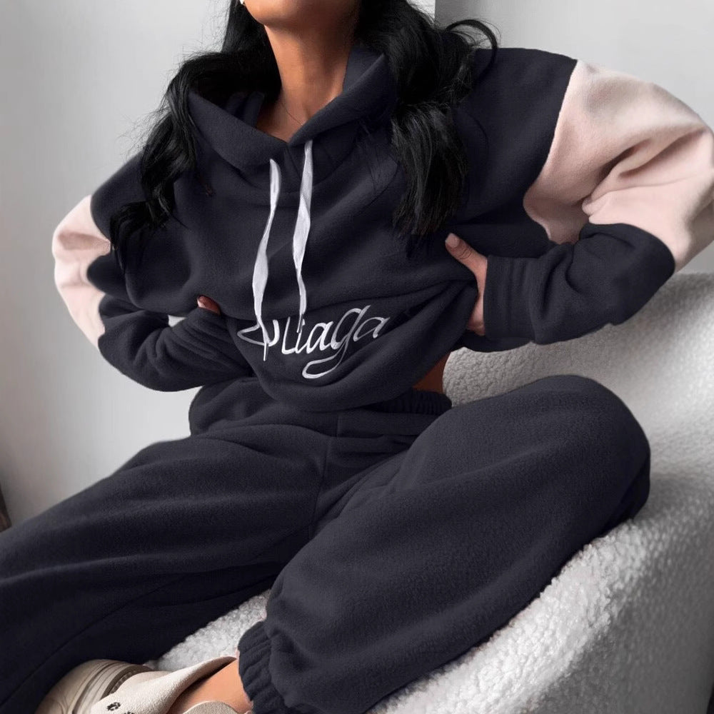 Kvinnors bekväma fleece träningsdräkt med elegant text Mirla-Eva Jonsson