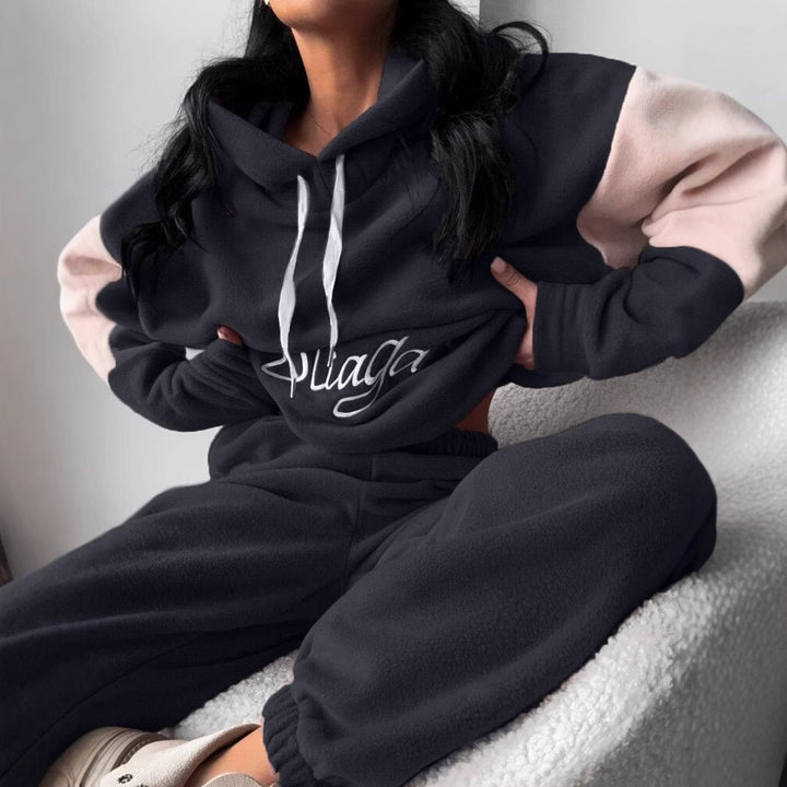 Kvinnors bekväma fleece träningsdräkt med elegant text Mirla-Eva Jonsson