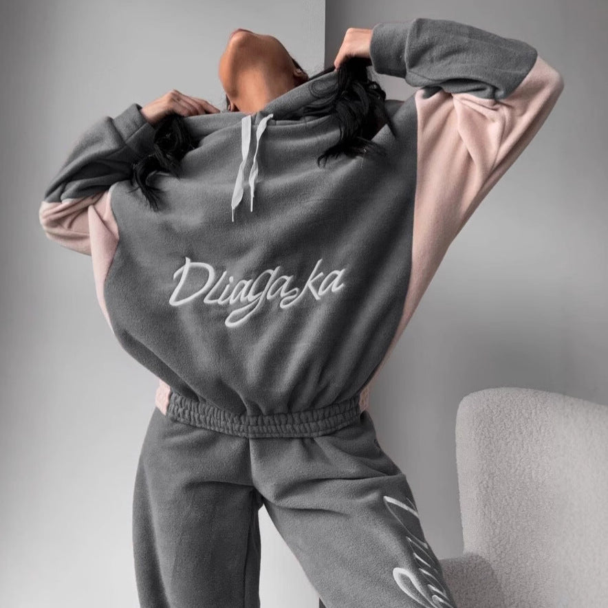Kvinnors bekväma fleece träningsdräkt med elegant text Mirla-Eva Jonsson